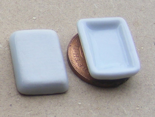 1:12 Scale 2 White Ceramic Plates 2.5cm Tumdee Dolls House Kitchen Accessory W7 