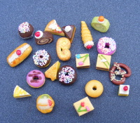 dolls-house-miniature-small-cakes