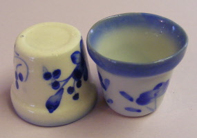 1 large blue and white round floral pots