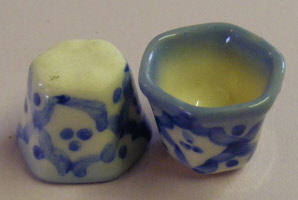 1 small hexagonal ceramic blue patterned pots