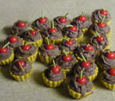 dolls-house-miniature-1-chocolate-and-cherry-cakes