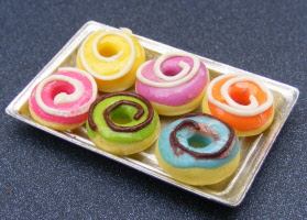 dolls-house-miniature-iced-donuts-circle-in-tray