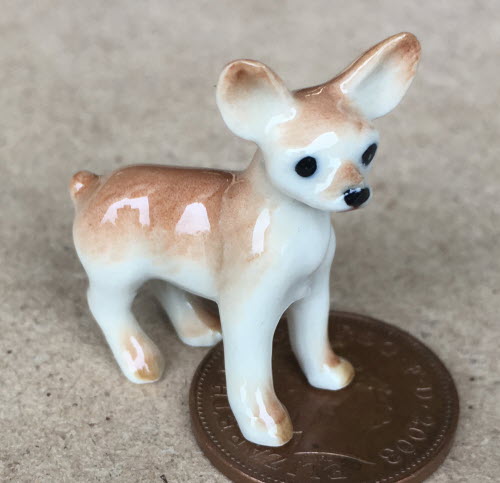 Miniatur Keramik Chihuahua Welpe Hund Haustier Tumdee Puppenhaus Deko KD3 