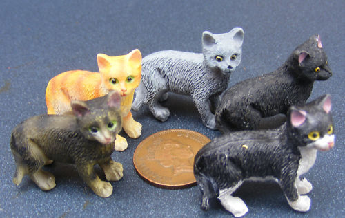 1:12 Scale Black & White Ceramic Kitten Cat Tumdee Dolls House Pet Ornament ZL 