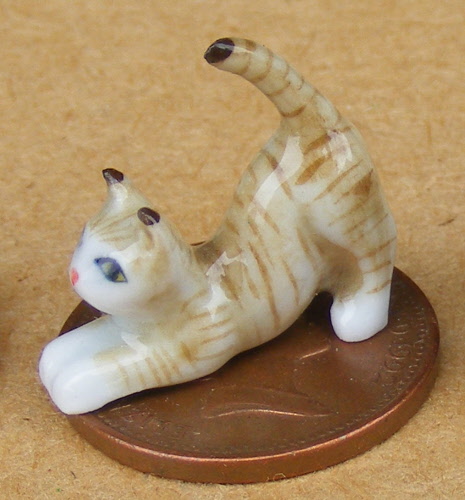 1:12 Scale Brown & White Ceramic Kitten Accessory Cat Dolls House Ornament ZI 