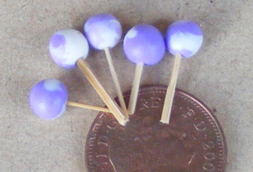 1:12 Scale 5 Round Lemon Lollipops Tumdee Dolls House Miniature Sweet Accessory 